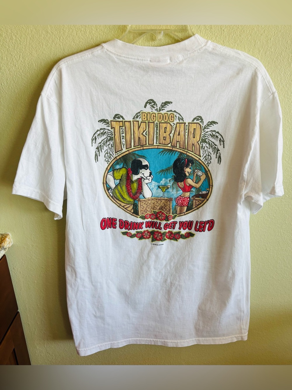 BIG DOGS “TIKI BAR" White Short Sleeve Graphic 90’s Vintage T Shirt Small/Medium